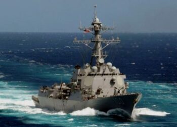 El destructor USS Kidd de la Armada de Estados Unidos navegando el océano Pacífico, el 18 de mayo de 2011. (Mass Communication Specialist Seaman Apprentice Carla Ocampo/U.S. Navy via AP)