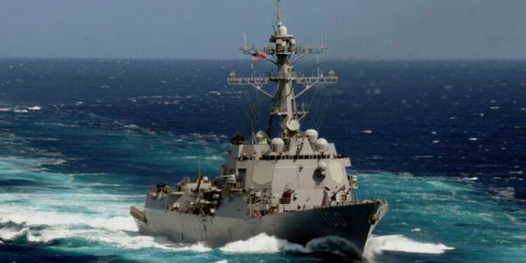 El destructor USS Kidd de la Armada de Estados Unidos navegando el océano Pacífico, el 18 de mayo de 2011. (Mass Communication Specialist Seaman Apprentice Carla Ocampo/U.S. Navy via AP)