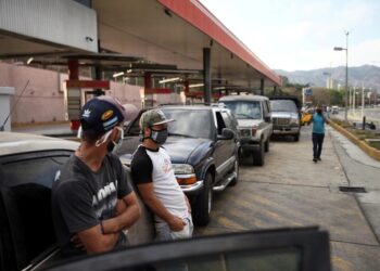 Venezolanos esperando cargar combustible en Caracas, Venezuela, el 30 de marzo de 2020 (REUTERS/Fausto Torrealba)