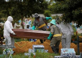 El entierro de una mujer fallecida por coronavirus en Manaos, Brasil, el país con la mayor cantidad de víctimas mortales de la región.