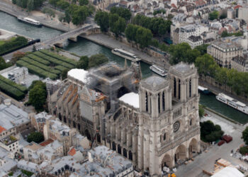Foto de archivo del techo dañado de la catedral de Notre-Dame de París durante las tareas de reconstrucción. 
Jul 14, 2019. REUTERS/Philippe Wojazer