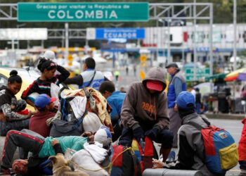 FOTO DE ARCHIVO. Venezolanos esperan para cruzar la fontera entre Colombia y Ecuador, en Ipiales, Colombia. 15 de marzo de 2020. REUTERS/Daniel Tapia.