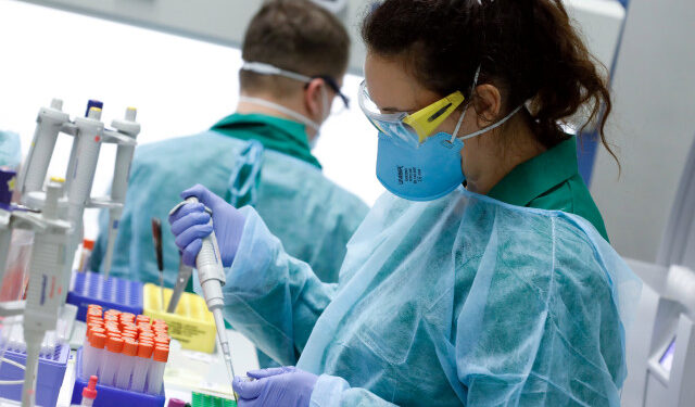 Imagen de archivo de empleados utilizado ropas de protección mientras realizan exámenes sobre el coronavirus en un laboratorio en Berlín, Alemania. 26 de marzo, 2020. REUTERS/Axel Schmidt