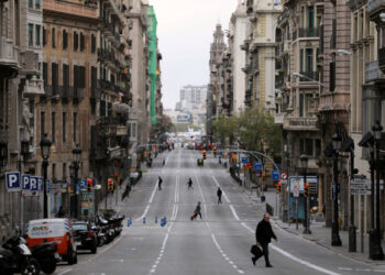 FOTO DE ARCHIVO: Gente caminando en la calle Via Laietana durante el brote de la enfermedad coronavirus (COVID-19), en Barcelona, España, 31 de marzo de 2020. REUTERS/Nacho Doce