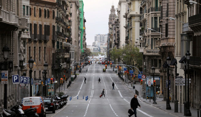 FOTO DE ARCHIVO: Gente caminando en la calle Via Laietana durante el brote de la enfermedad coronavirus (COVID-19), en Barcelona, España, 31 de marzo de 2020. REUTERS/Nacho Doce