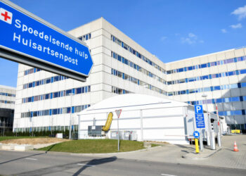 FOTO DE ARCHIVO. En el estacionamiento de los servicios de emergencia en el Centro Médico de la Universidad de Maastricht, se observa un triaje para pacientes sospechosos de coronavirus para prevenir la propagación de la enfermedad por coronavirus (COVID-19), en Maastricht, Países Bajos. 18 de marzo de 2020. REUTERS/Piroschka van de Wouw.