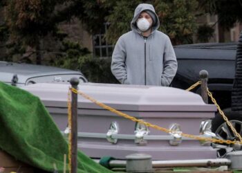 Dolientes asisten a un funeral en el cementerio The Green-Wood, en medio de la epidemia del COVID-19, la enfermedad causada por el coronavirus, en Brooklyn, Nueva York, Estados Unidos. 9 de abril, 2020. REUTERS/Brendan McDermid