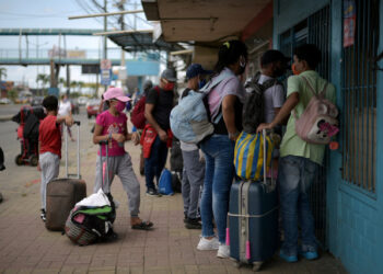 Venezuelan immigrants prepare to set off for Venezuela on foot amid the spread of the coronavirus disease (COVID-19), in Duran, Ecuador April 20, 2020. REUTERS/Vicente Gaibor del Pino
