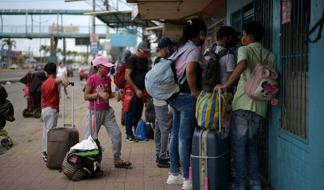 Venezuelan immigrants prepare to set off for Venezuela on foot amid the spread of the coronavirus disease (COVID-19), in Duran, Ecuador April 20, 2020. REUTERS/Vicente Gaibor del Pino