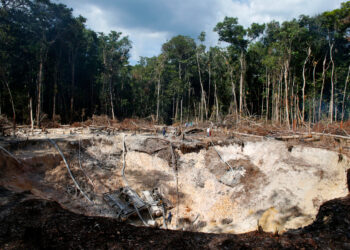 FOTO DE ARCHIVO. Se ve una mina ilegal en el estado sureño de Bolívar, cerca de la frontera con Brasil, en Ikabarú, Venezuela. 17 de noviembre de 2012. REUTERS/Jorge Silva.