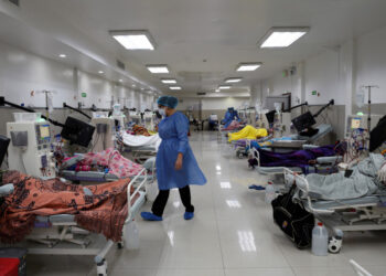 Foto de archivo. Pacientes se someten a diálisis, en medio del brote de la enfermedad por coronavirus (COVID-19), en Guayaquil, Ecuador. 18 de abril de 2020. Fotografía tomada el 18 de abril de 2020. REUTERS/Santiago Arcos