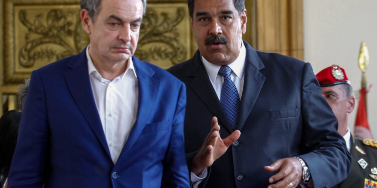 CAR301. CARACAS (VENEZUELA), 18/05/2018.- El expresidente del Gobierno español José Luis Rodríguez Zapatero (i) se reúne con el presidente venezolano, Nicolás Maduro (d), hoy viernes, 18 de mayo de 2018, en Caracas (Venezuela). Luis Rodríguez Zapatero dijo que desea que las elecciones presidenciales que se celebrarán en Venezuela este domingo en las que participará como observador, se desarrollen de manera pacífica y "con todas las garantías". EFE/Cristian Hernández