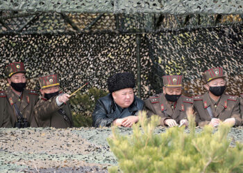 El líder norcoreano, Kim Jong-un, observando ejercicios militares en Corea del Norte, el 12 de marzo de 2020
KCNA / Reuters