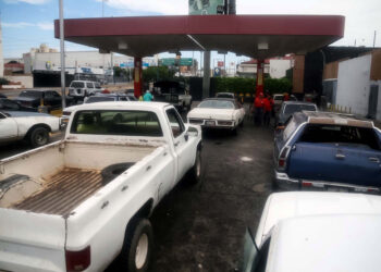 ZUL08. ZULIA (VENEZUELA). 29/07/2018.- Fotografía fechada el 28 de julio de 2018 que muestra un grupo de vehículos haciendo fila para comprar gasolina, en la ciudad de Maracaibo (Venezuela). Los signos de riqueza que marcaron al estado venezolano de Zulia (oeste, limítrofe con Colombia) a lo largo de sus más de 100 años de explotación petrolera están hoy bajo montones de basura en sus calles y ensombrecidos por los apagones que cada día aquejan a esta región declarada en emergencia. EFE/Humberto Matheus