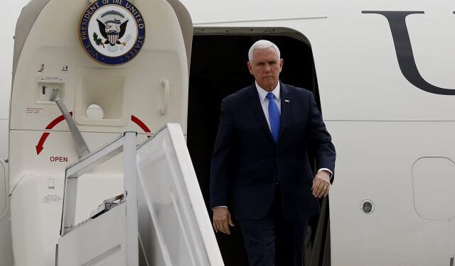 AME. BOGOTÁ (COLOMBIA), 25/02/2019.- El vicepresidente de los Estados Unidos, Mike Pence, llega a la Base de Catam, para asistir a una reunión del Grupo de Lima, que abordará la crisis en Venezuela, este lunes, en Bogotá (Colombia). La reunión se produce después de que el pasado sábado acabara en violencia el intento de ingresar ayuda humanitaria a Venezuela por pasos fronterizos con Colombia y Brasil. EFE/ Leonardo Muñoz