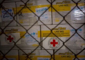 AME5593. CARACAS (VENEZUELA), 09/08/2019.- Vista de cajas con insumos de ayuda humanitaria este viernes en Caracas (Venezuela). Venezuela ha recibido casi 100 toneladas de ayuda humanitaria gestionada por la Federación Internacional de la Cruz Roja, luego de que este viernes ingresara al país el cuarto cargamento de donaciones que incluye mosquiteros contra la malaria, analgésicos, desparasitantes y "antibióticos simples". EFE/MIGUEL GUTIERREZ