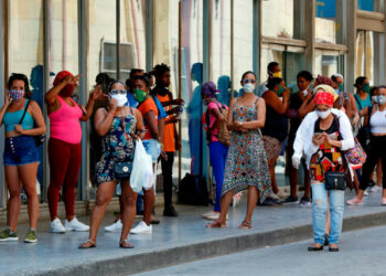 -FOTODELDÍA- HAB01. LA HABANA (CUBA), 22/04/2020 .- Varias personas hacen fila para entrar a un banco, este miércoles en La Habana (Cuba). Cuba anunció este miércoles otras dos muertes y 52 nuevos positivos de COVID-19 en el país, que dejan el número total de fallecidos en 40 y el de casos en 1.189, lo que supone una letalidad del 3,3%. El presidente del país, Miguel Díaz-Canel, exhortó a los ciudadanos no salir de casa excepto para actividades imprescindibles como ir a la compra o hacer trámites, si bien aún no se ha decretado oficialmente el confinamiento domiciliario obligatorio. EFE/Ernesto Mastrascusa