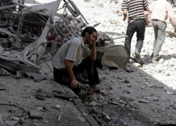 Una persona reacciona ante los daños de presuntos ataques de la Fuerza Aérea sobre Douma, Siria, sep 17 2014. Siria ha dado a conocer una instalación previamente no declarada de investigación y desarrollo y un laboratorio para producir el veneno ricina al organismo global de control de armas químicas, dijeron a Reuters fuentes diplomáticas. REUTERS/Bassam Khabieh