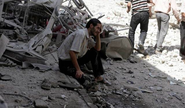 Una persona reacciona ante los daños de presuntos ataques de la Fuerza Aérea sobre Douma, Siria, sep 17 2014. Siria ha dado a conocer una instalación previamente no declarada de investigación y desarrollo y un laboratorio para producir el veneno ricina al organismo global de control de armas químicas, dijeron a Reuters fuentes diplomáticas. REUTERS/Bassam Khabieh