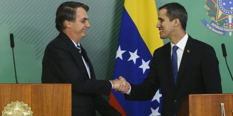 O presidente Jair Bolsonaro durante encontro com o autoproclamado presidente interino da Venezuela, Juan Guaidó, no Palácio do Planalto.