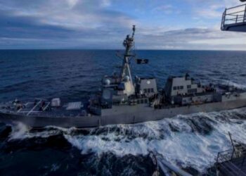 El destrucctor USS Kind navega junto al portaviones USS Theodore Roosevelt durante maniobras militares en el golfo de Alaska. 16May2019. En estos momentos, ambas naves permanecen en puerto debido al nuevo coronavirus.