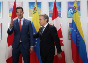 El ministro canadiense de Asuntos Exteriores François-Philippe Champagne con el presidente encargado de Venezuela Juan Guaidó. Foto Dave Chan AFP.