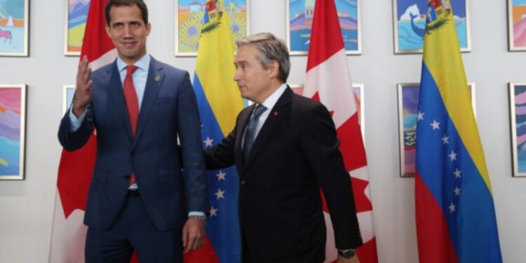 El ministro canadiense de Asuntos Exteriores François-Philippe Champagne con el presidente encargado de Venezuela Juan Guaidó. Foto Dave Chan AFP.