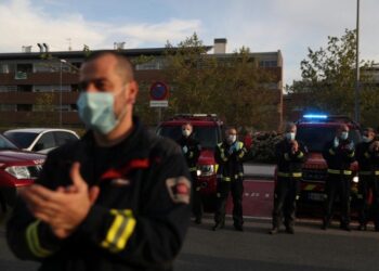 Bomberos aplauden al personal sanitario en el hospital Puerta de Hierro, en Madrid España. Foto Reuters.