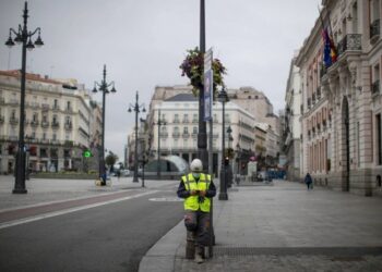 Un trabajador descansa en el centro de Madrid España. Foto AP.