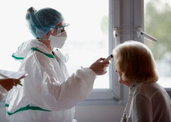 Foto referencial de una enfermera tomando temperatura a una paciente en Francia. Abril 30, 2020. REUTERS/Stephane Mahe