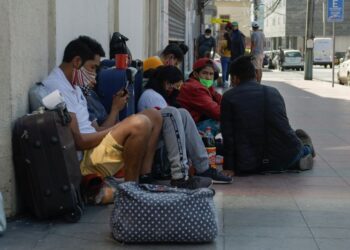 Ciudadanos bolivianos varados en Chile en medio del brote de coronavirus se reúnen afuera del consulado de su país en la ciudad de Iquique, Chile, el 14 de abril de 2020. REUTERS/Cristian Vivero