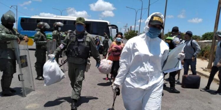 En medio de la pandemia retornan cientos de venezolanos por la frontera de Paraguachón. Foto: (Cortesía Alcaldía de Guajira).