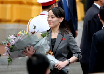 Kim Yo Jong sostiene un ramo de flores durante una ceremonia de bienvenida en el Palacio Presidencial en Hanoi, Vietnam, el 1 de marzo de 2019 (Reuters)