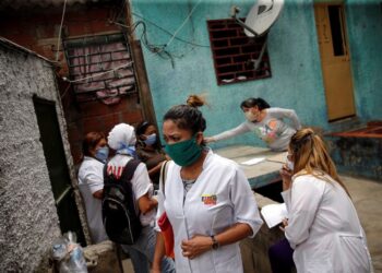 A team consisting of Cuban and Venezuelan healthcare workers take part in an inspection round at the slum of Lidice during the nationwide quarantine due to the coronavirus disease (COVID-19) outbreak in Caracas, Venezuela April 9, 2020. REUTERS/Manaure Quintero