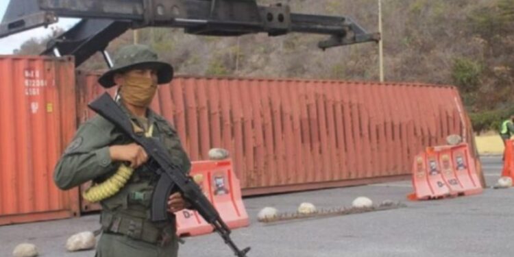 La acción ejecutada el pasado jueves, 23 de abril, estuvo enmarcada en un ejercicio militar del Plan Guaicaipuro y la Operación Escudo Bolivariano 2020. Ahora Zodi La Guaira ejecuta un “Plan de Movilidad y Contramovilidad” en el Punto de Atención al Ciudadano (PAC 171), ubicado en el antiguo peaje Foto: Cortesía @zodilg42