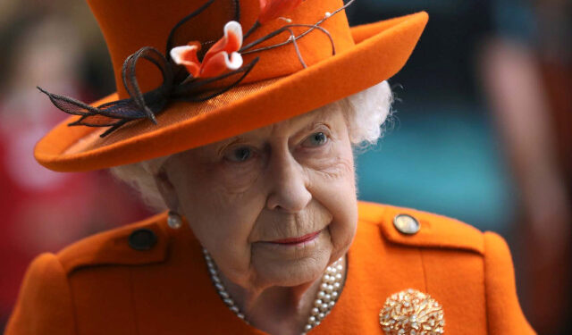Britain's Queen Elizabeth II gestures during a visit to the Science Museum in London on March 7, 2019. (Photo by SIMON DAWSON / POOL / AFP)