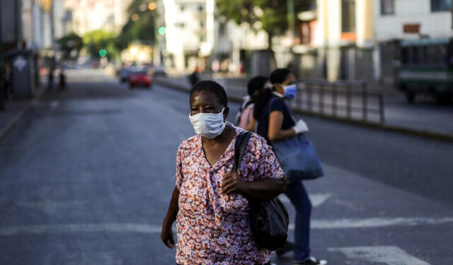 A woman wears a face mask as a preventive measure against the spread of the new coronavirus, COVID-19, in Caracas, on March 17, 2020. - People in crisis-weary Caracas woke up Monday to a "collective quarantine" after President Nicolas Maduro ordered the Venezuelan capital's six million population to stay at home to curb the spread of the coronavirus. (Photo by Cristian HERNANDEZ / AFP)