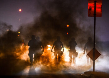 Police use tear gas to disperse protesters during a demonstration in Minneapolis, Minnesota, on May 29, 2020, over the death of George Floyd, a black man who died after a white policeman kneeled on his neck for several minutes. - Violent protests erupted across the United States late on May 29 over the death of a handcuffed black man in police custody, with murder charges laid against the arresting Minneapolis officer failing to quell seething anger. (Photo by Chandan KHANNA / AFP)