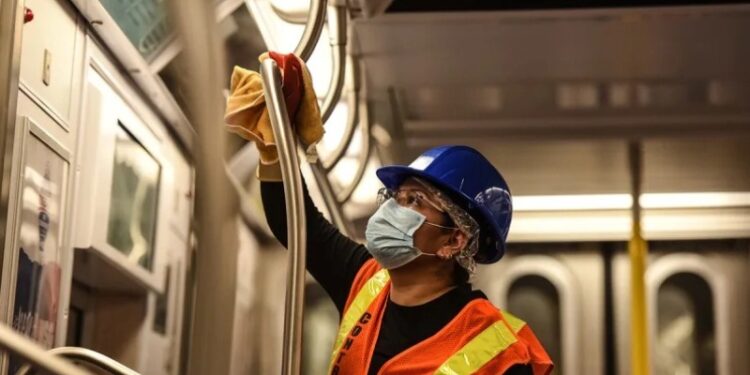 Un operario del metro de Nueva York desinfectando un vagón.
Foto: Stephanie Keith / Stringer (Getty Images)