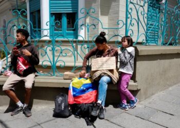 Venezuelan migrants are seen in the centre of La Paz, Bolivia March 29, 2019. Picture taken March 29, 2019. REUTERS/David Mercado
