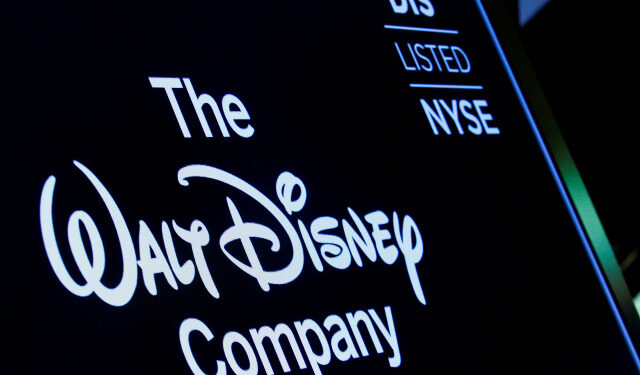 Foto de archivo del logo de The Walt Disney Company en una pantalla en la Bolsa de Nueva York. 
Dic 14, 2017. REUTERS/Brendan McDermid