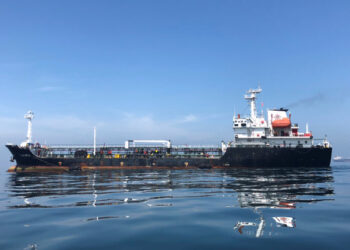 FILE PHOTO: An oil tanker is seen at sea outside the Puerto La Cruz oil refinery in Puerto La Cruz, Venezuela July 19, 2018. Picture taken July 19, 2018. REUTERS/Alexandra Ulmer/File Photo