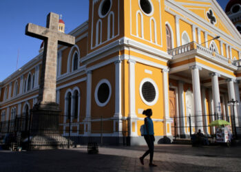 Imagen de archivo. Una mujer camina frente a la catedral en la ciudad colonial de Granada, Nicaragua, donde el gobierno aún no ha informado ningún caso de enfermedad por coronavirus (COVID-19). 18 de marzo de 2020. REUTERS / Oswaldo Rivas