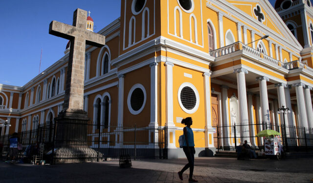 Imagen de archivo. Una mujer camina frente a la catedral en la ciudad colonial de Granada, Nicaragua, donde el gobierno aún no ha informado ningún caso de enfermedad por coronavirus (COVID-19). 18 de marzo de 2020. REUTERS / Oswaldo Rivas