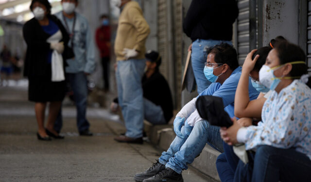 FOTO DE ARCHIVO. Personas esperan afuera de una clínica pública, en Guayaquil, Ecuador. 15 de abril de 2020. REUTERS/Santiago Arcos.