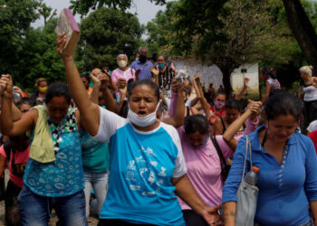 FOTO DE ARCHIVO: Familiares de internos protestan fuera de la penitenciaría de Los Llanos luego de un motín dentro de la prisión que dejó a decenas de muertes mientras continúa el coronavirus (COVID-19) en Guanare, Venezuela, 2 de mayo del 2020. REUTERS/Freddy Rodriguez