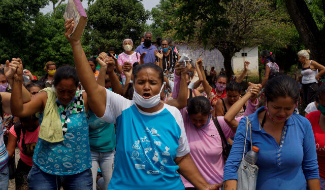 FOTO DE ARCHIVO: Familiares de internos protestan fuera de la penitenciaría de Los Llanos luego de un motín dentro de la prisión que dejó a decenas de muertes mientras continúa el coronavirus (COVID-19) en Guanare, Venezuela, 2 de mayo del 2020. REUTERS/Freddy Rodriguez