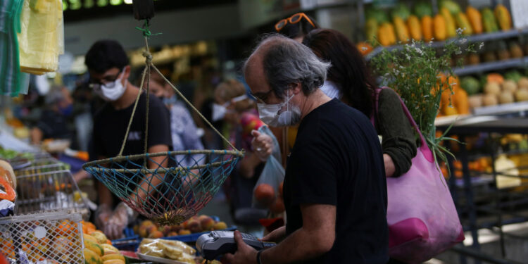 People shop at a fresh produce market, in Caracas, Venezuela May 9, 2020. Picture taken May 9, 2020. REUTERS/Fausto Torrealba NO RESALES. NO ARCHIVES