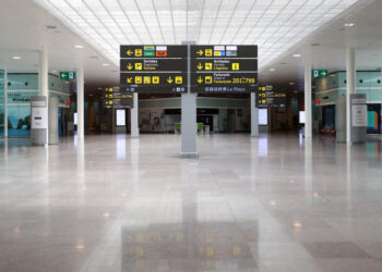 El aeropuerto Josep Tarradellas Barcelona-El Prat vacío durante la Semana Santa, debido al brote de la enfermedad coronavirus (COVID-19), en Barcelona, España, el 10 de abril de 2020. REUTERS/Nacho Doce