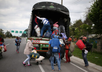 Foto de archivo. Migrantes venezolanos suben a un camión, para regresar voluntariamente a su país en medio de la pandemia del coronavirus, cerca a la ciudad de Chía, Colombia, 3 de abril, 2020.  REUTERS/Luisa González